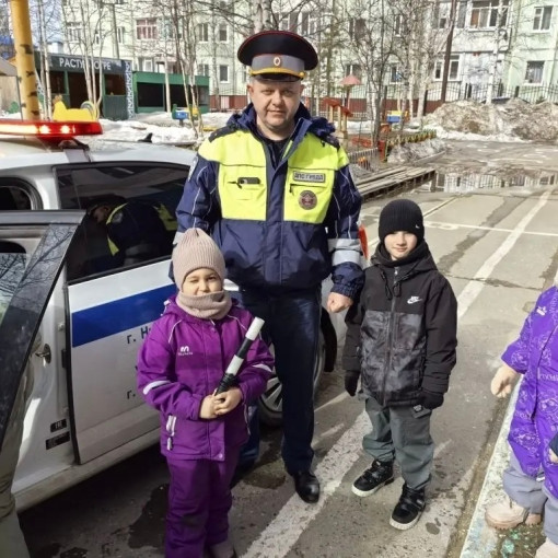 В гости к ребятам приехала машина ДПС!.